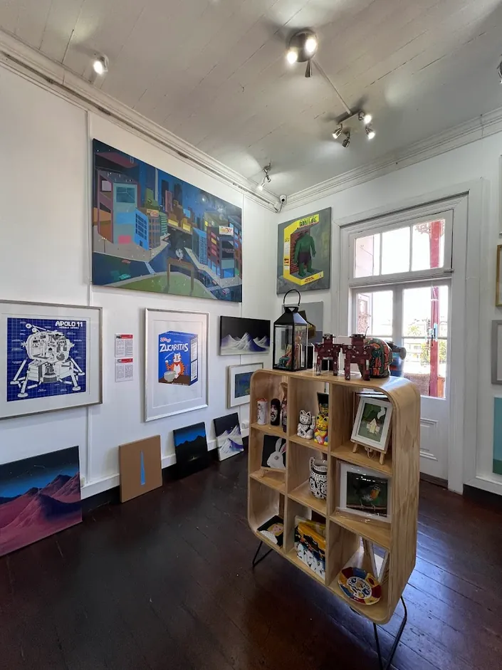 Rojo Galería, arte y diseño. Galería de pintores, artesanos y diseñadores nacionales.